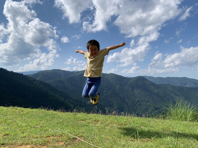 お山でジャンプ！