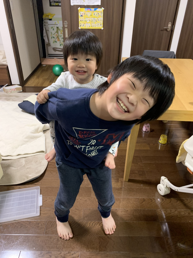 弟をおんぶ！