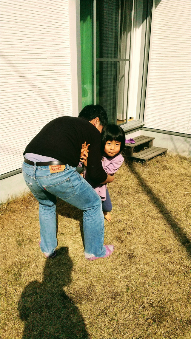 お父さんとお庭でお相撲