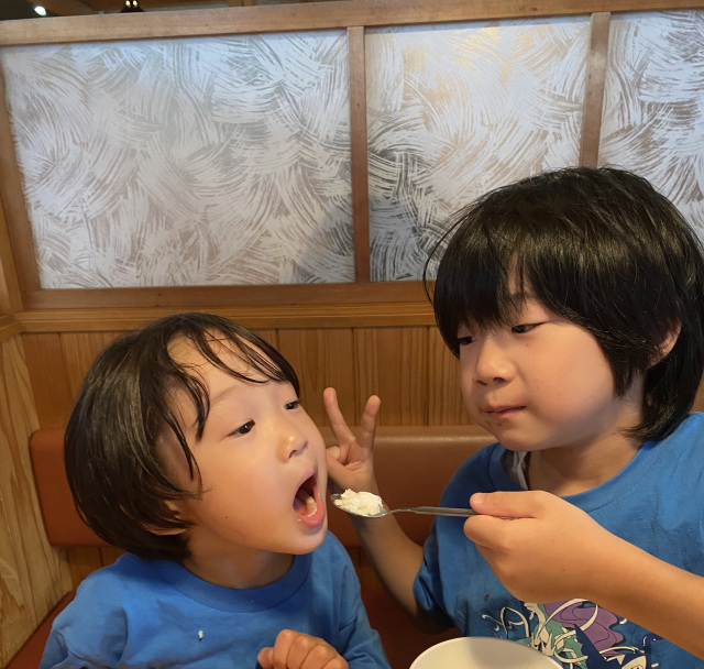 兄弟仲良く食事