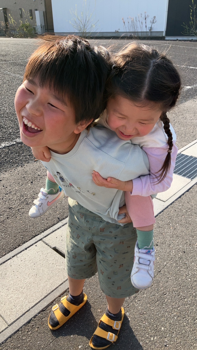 お兄ちゃんのおんぶ嬉しいね