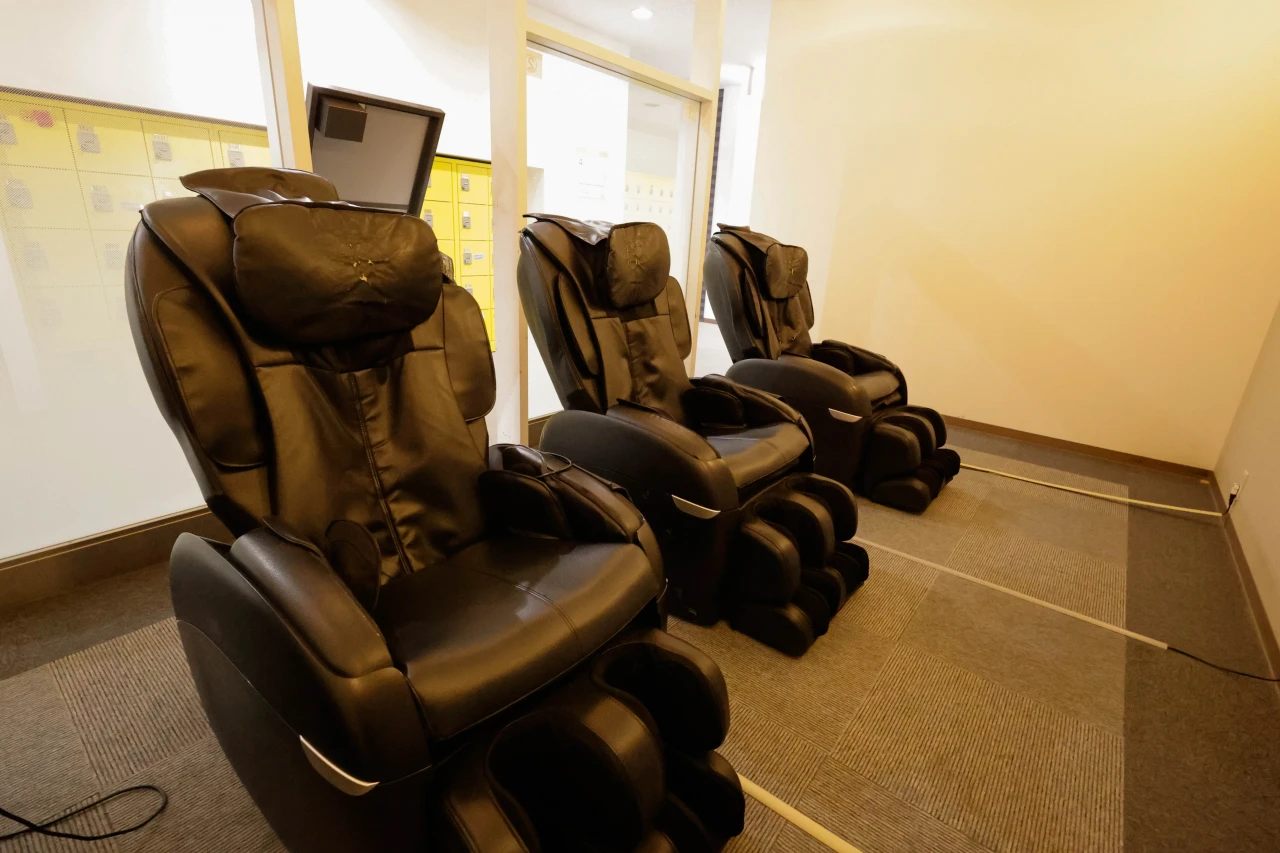 コパンスポーツクラブ名谷 ロッカールーム・マッサージチェア 写真2