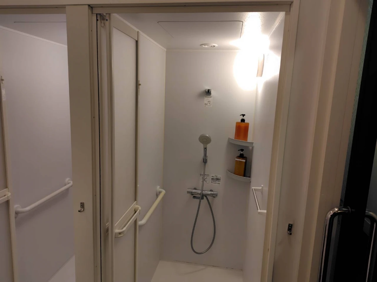 コパンスポーツクラブ亀山 ロッカー・シャワー 写真2