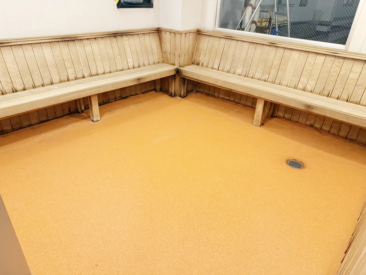 コパンスポーツクラブ放出 採暖室 写真1